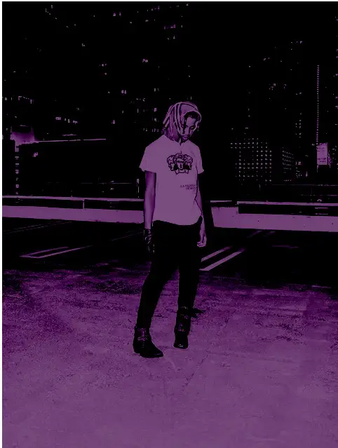 Schwarz-weiß-Fotografie mit violetter Farbe im css background-blend-mode: color-burn